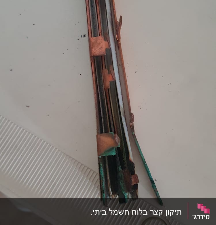 חוטי נחושת עם חלודה על משטח לבן